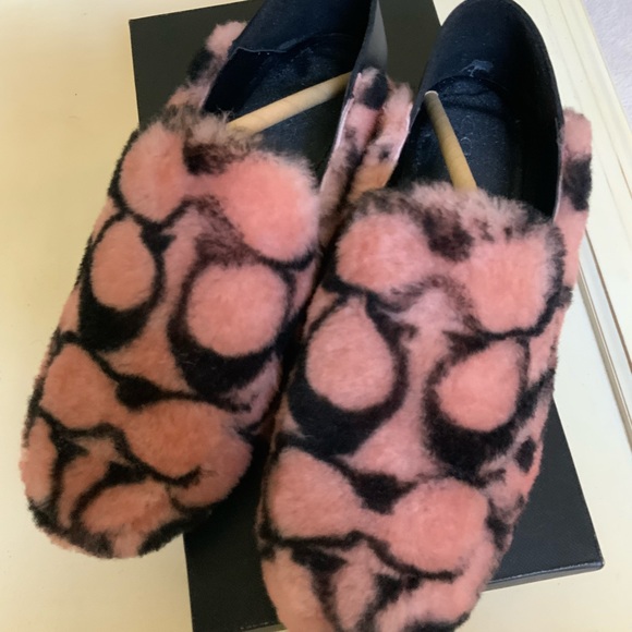 COACH HOLLY SHEARLING PINK AND BLACK LOGO SLIPPERS - Picture 2 of 16